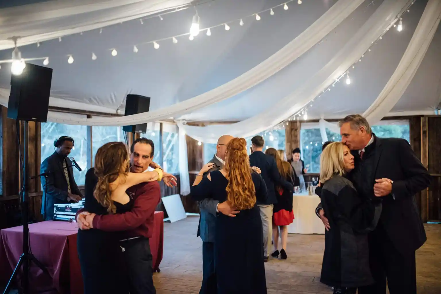 Full Blast Entertainment DJ offers Wedding DJ Services in Simsbury, CT plus corporate, school, photo booth, and uplighting solutions for memorable events.